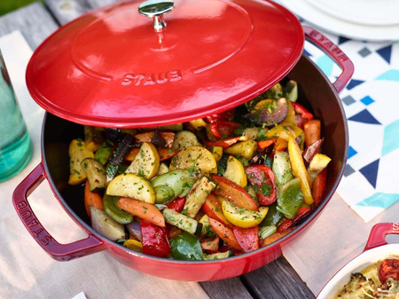 STAUB Żeliwna patelnia do duszenia z pokrywką 24 cm, czerwony