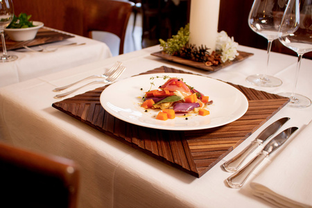 ARTELEGNO Podkładka pod talerz z drewna orzechowego 33 cm