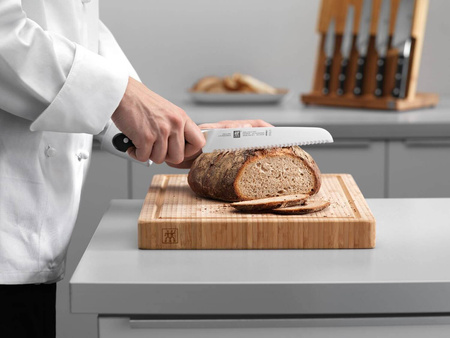 ZWILLING PRO Nóż do pieczywa 20 cm