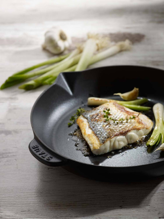 STAUB Patelnia żeliwna z metalowym uchwytem 26 cm, czarny