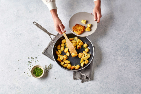 DEMEYERE ALU INDUSTRY 3 Patelnia płytka z powłoką Ceraforce 30 cm