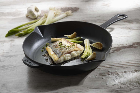 STAUB Patelnia żeliwna z metalowym uchwytem 26 cm, czarny