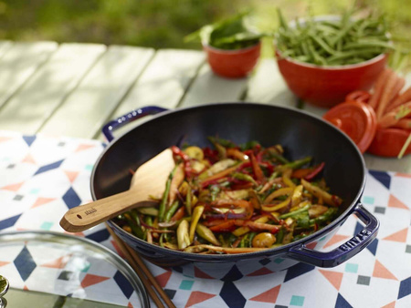 STAUB Wok żeliwny z pokrywką 30 cm, niebieski
