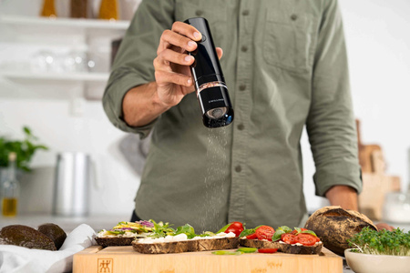 ZWILLING ENFINIGY Młynek elektryczny do przypraw czarny