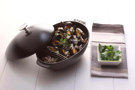 STAUB SPECIAL COCOTTE Garnek żeliwny owalny małż 2 ltr, czarny