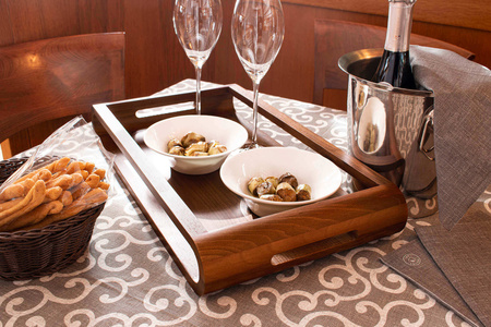 ARTELEGNO VASD Dwustronna taca z drewna orzechowego 21 x 43 cm