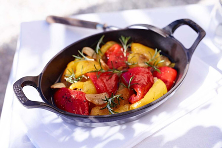 STAUB Owalne mini naczynie do pieczenia i zapiekania 250 ml, czarny